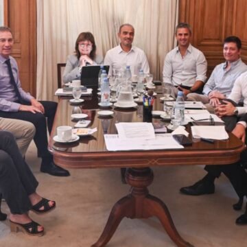 El Gobierno reúne su mesa política para definir estrategia legislativa y recuperar la agenda