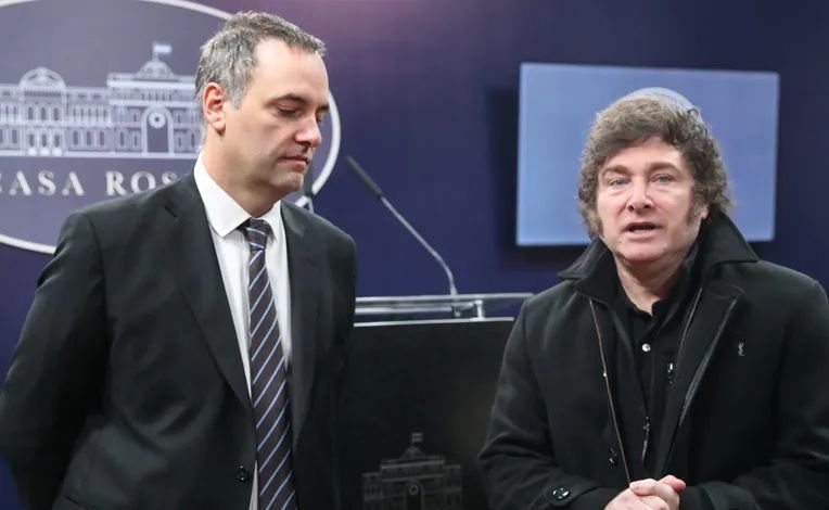 Milei respaldó a Adorni y le dio más poder en la gestión