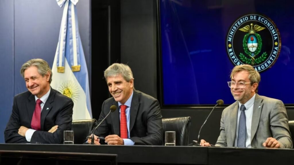 Caputo proyecta recaudar US00 millones con privatizaciones hasta 2027 Caputo proyecta recaudar US00 millones con privatizaciones hasta 2027