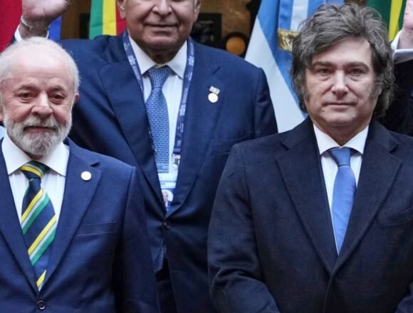Milei redobló sus críticas contra Lula y volvió a respaldar a Flávio Bolsonaro
