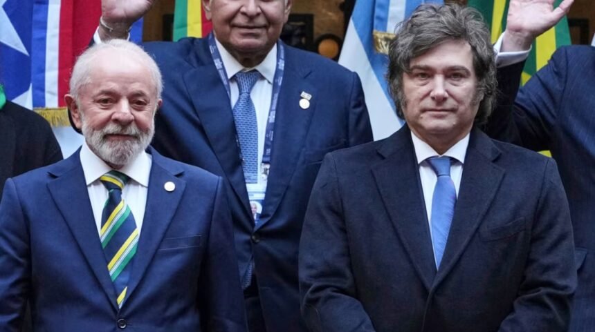 Milei redobló sus críticas contra Lula y volvió a respaldar a Flávio Bolsonaro
